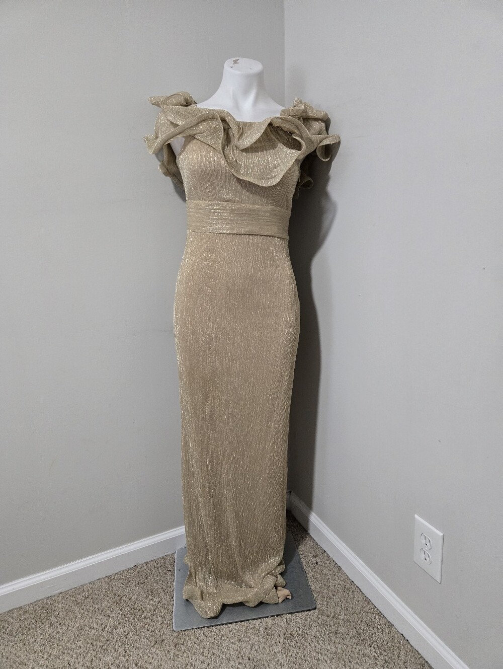 Sz 40 (fits US 4) Elit Gold Metallic Ribknit Off-Shoulder Column Gown W Ruffles